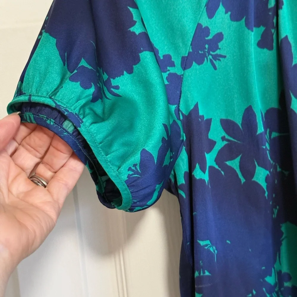 Nine West Green and navy Floral blouse with tiny neck ,short sleeve. M - Picture 3 of 6